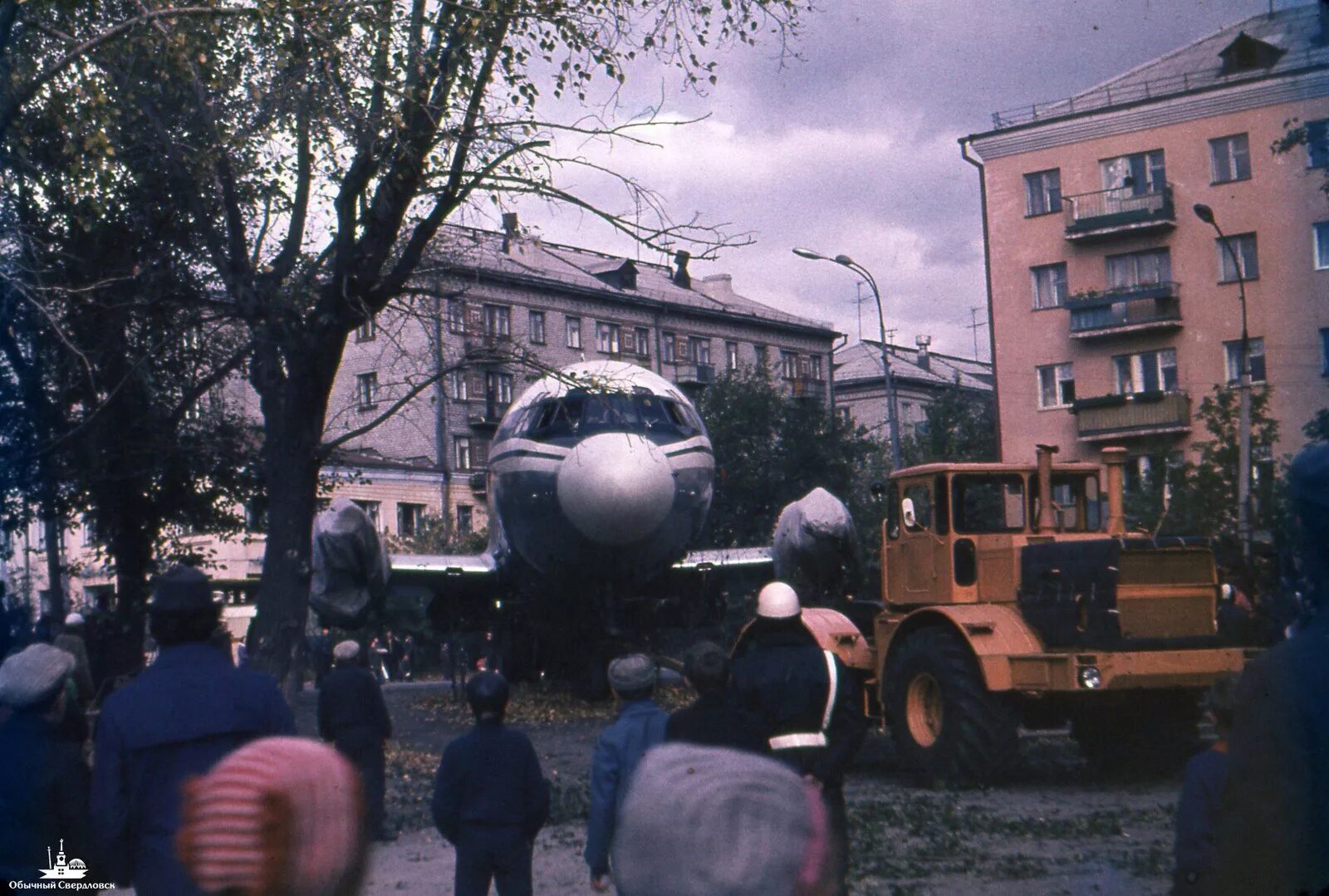 Советский екатеринбург самолет. Ил-18 на улице Малышева Свердловск 1977 год. Ил-18 на улице Малышева Свердловск 1977. Самолёт Малышева парк Энгельса Свердловск. Ил 18 в Свердловске 1977.