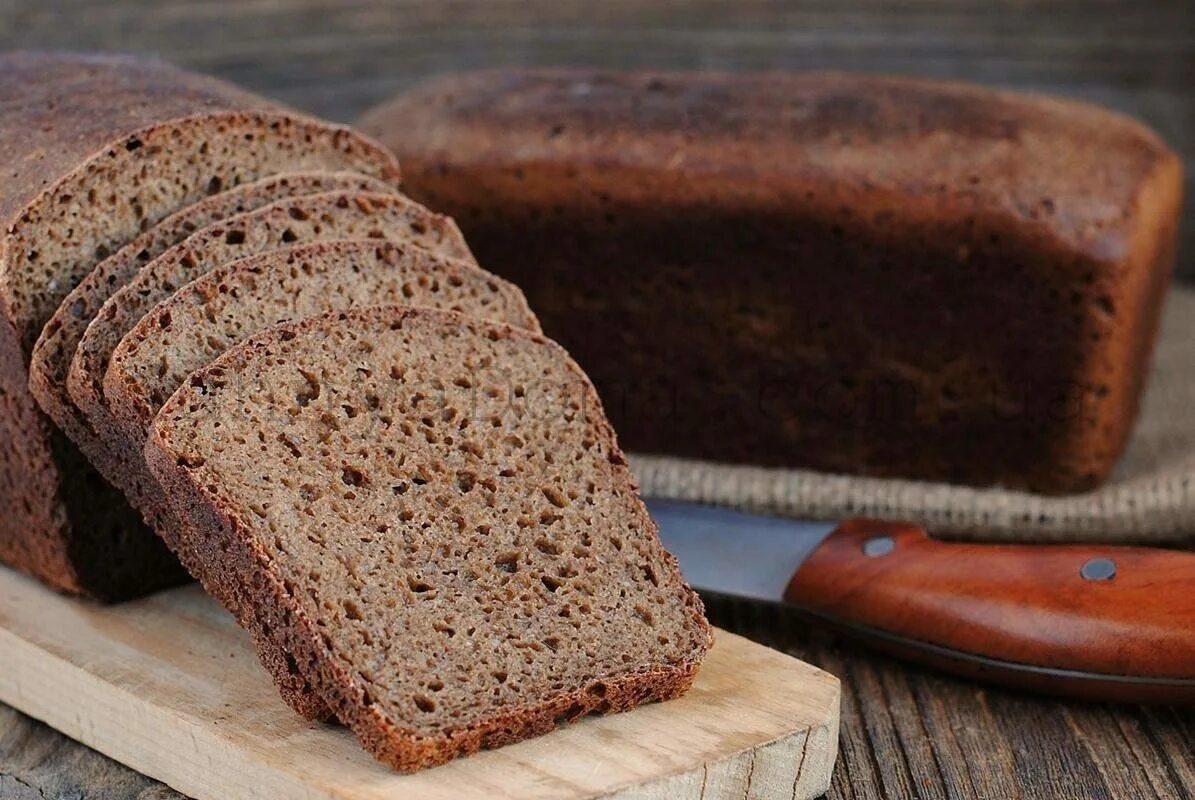 Хлеб ржано-пшеничный с тмином. Хлеб ржано пшеничный темная. Ржано-пшеничный хлеб на закваске. Черный ржаной хлеб. Черных хлеб