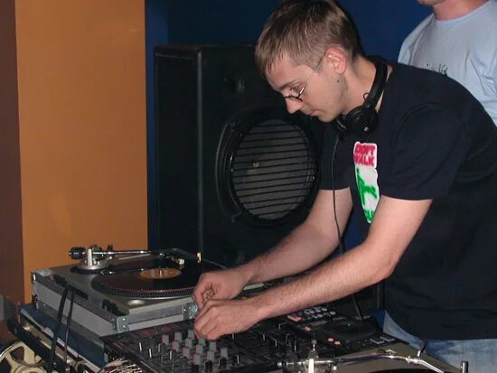 В движении диджей. Диджей Вайпер. Диджей Сухов. DJ Viper 2006. Дж 2006