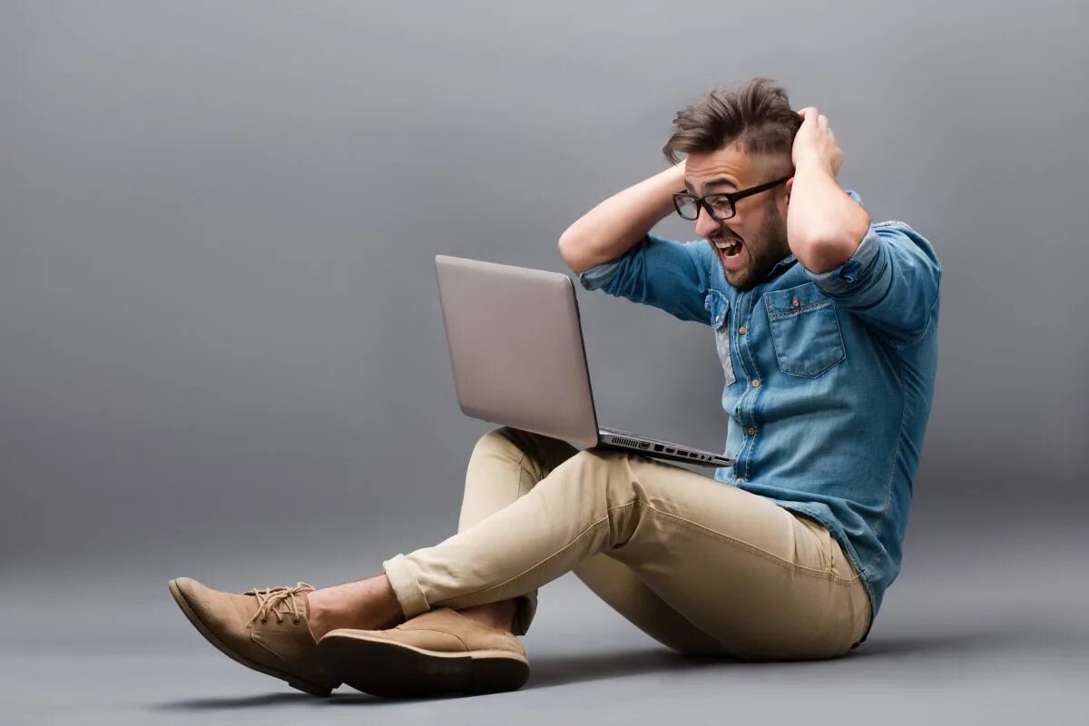 Ошибки. Без серьезных ошибок. Без серьезных ошибок. Ошибка бизнесмен. Мужчина хватается за голову.