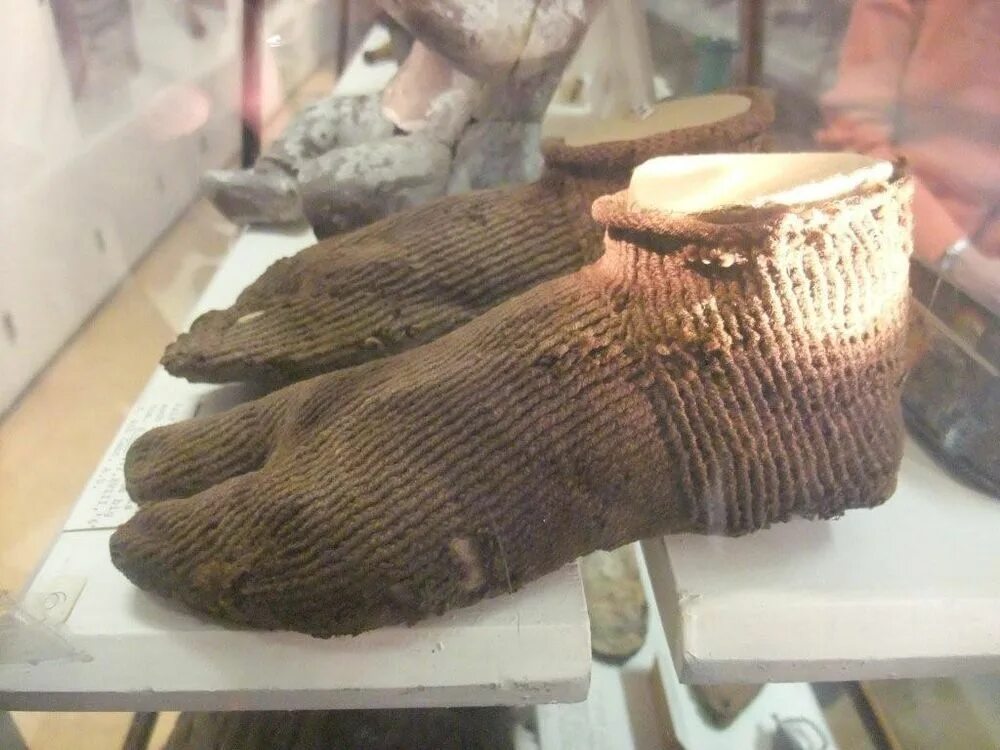 Первые вязаные вещи в древнем Египте. Детская вязаная туфелька в гробнице Египта. Первые вязаные носки в древности. Вязаные носки в древности. Старинные носки