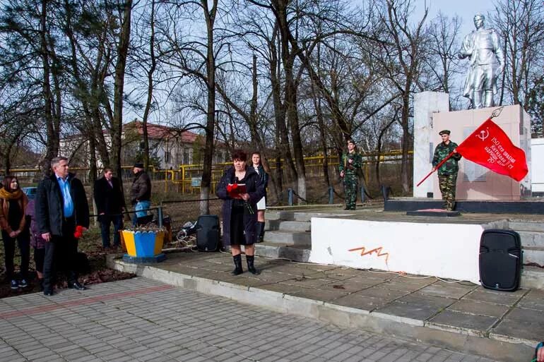 Погода в станице саратовской краснодарского. Станица Саратовская Краснодарский. Краснодарский край станица Саратовская горячий ключ. Памятники станицы Саратовской. Станица Саратовская население.