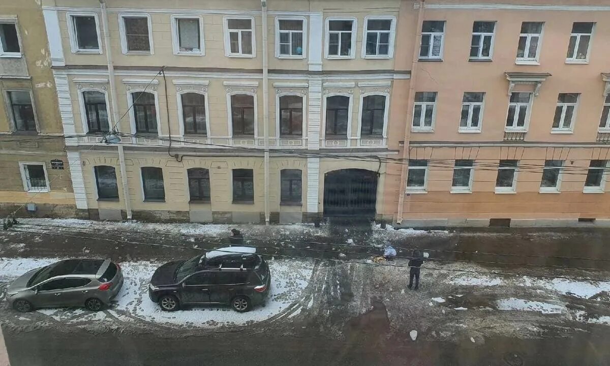 В питере упал дом. Снег в питере. питер сегодня. малодетскосельский упал дом. сугробы в питере.