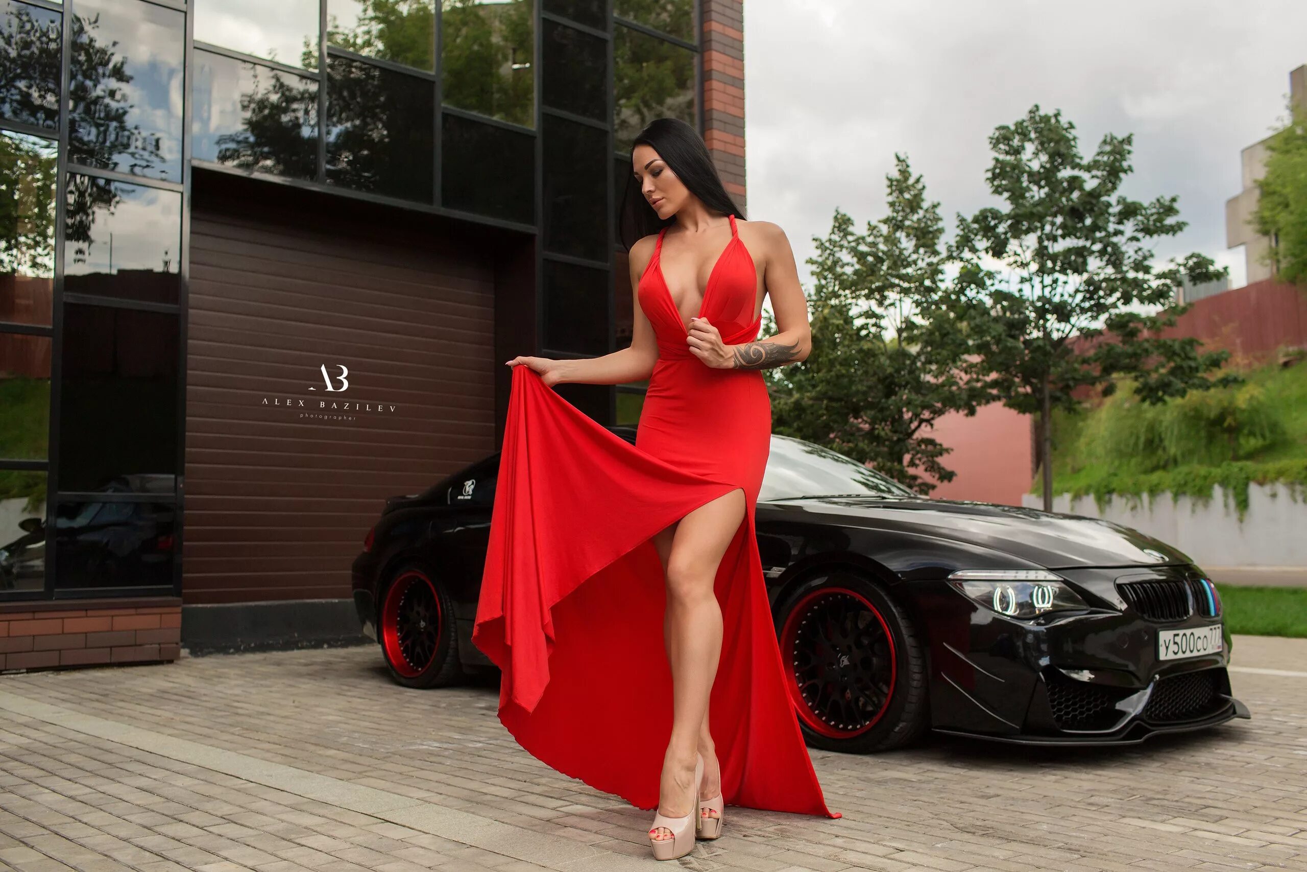 Окси Коновалова Bazilev. Окси *Crazy_Vamp* Коновалова. Девушка в Красном платье возле машины. Фотосессия с машиной в платье