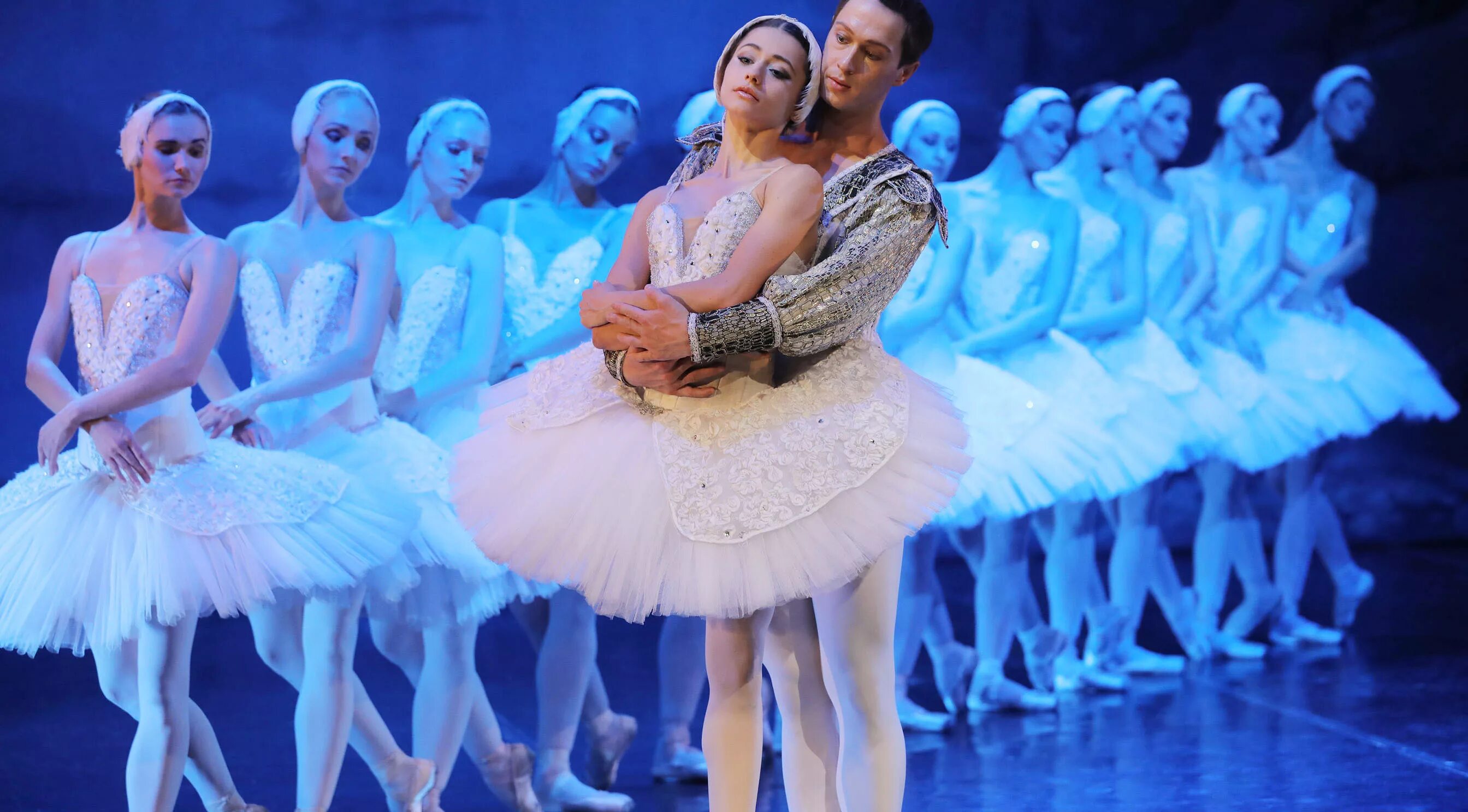 Балетно акробатическое шоу лебединое озеро. Китайское шоу лебединое озеро. Лебединое озеро китайская труппа. Балет лебединое озеро китай. Китайское лебединое озеро.