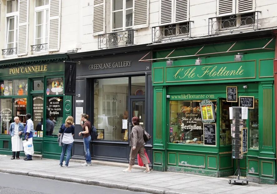 торговый центр москва. небольшой продуктовый магазин. витрина на улице. магазинчики в нью-йорке. торговый центр.