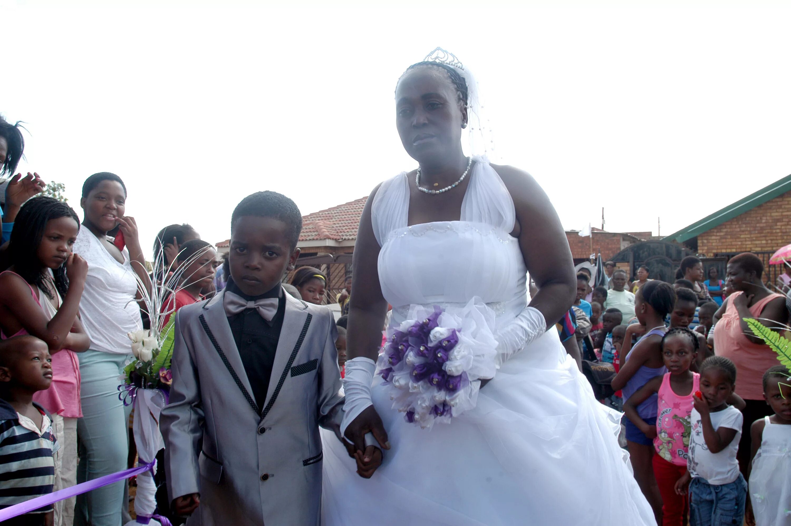 Негритянка и пацан. Хелен Шабангу. Хелен Шабану и Санеле Масилела. Санеле Масилела женился на 61-летней Хелен Шабангу. Свадьба в Африке.