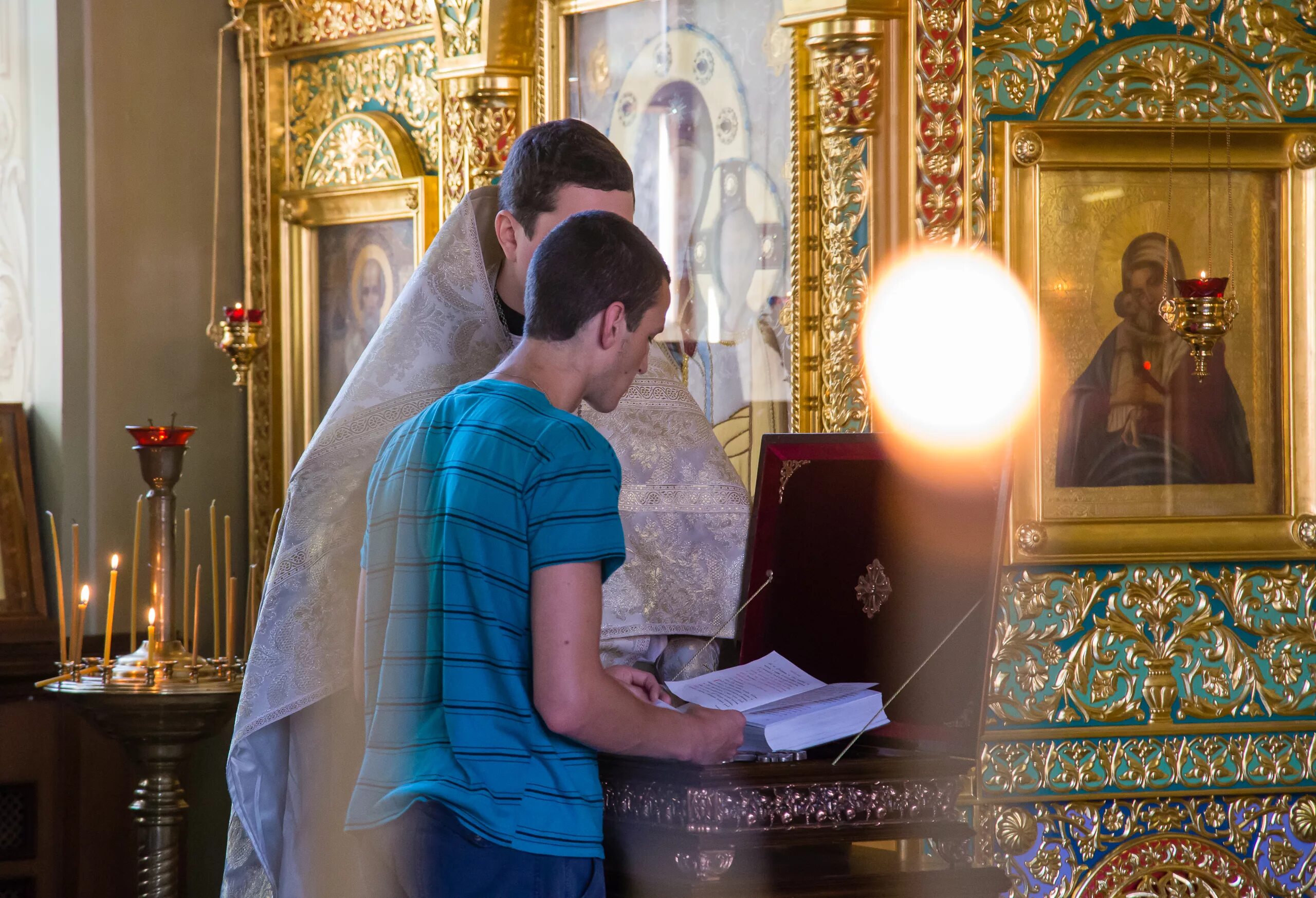 Тайная исповедь. Таинство исповеди в православии. Исповедь в храме. Мужчина в храме. Священник на исповеди.