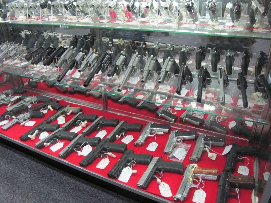 Комиссионные магазины продажи оружия. Оружейный магазин "магазин Фелина ". Охотничий магазин США. Магазин оружия в США. Оружейный магазин в Америке.
