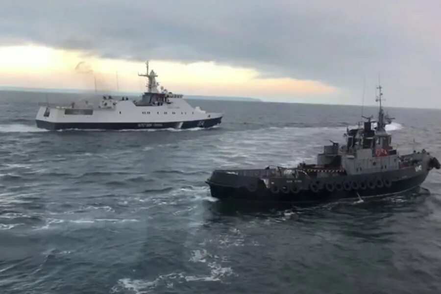 Керченский пролив военные. Корабли в Керченском проливе. Буксир Керченский пролив. Корабли РФ В Азовском море. Корабль ВМФ Украины в Керченском проливе.