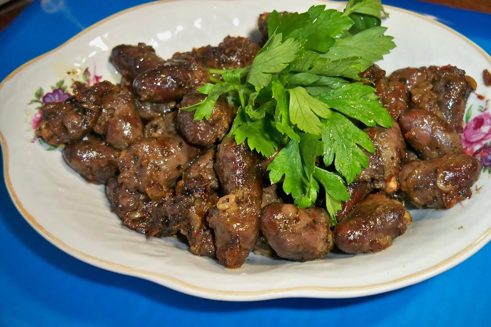 Куриные сердечки рецепт быстро и вкусно. Куриные сердечки. жареные куриные сердечки. куриные сердечки тушеные с луком. куриные сердечки в соевом соусе.