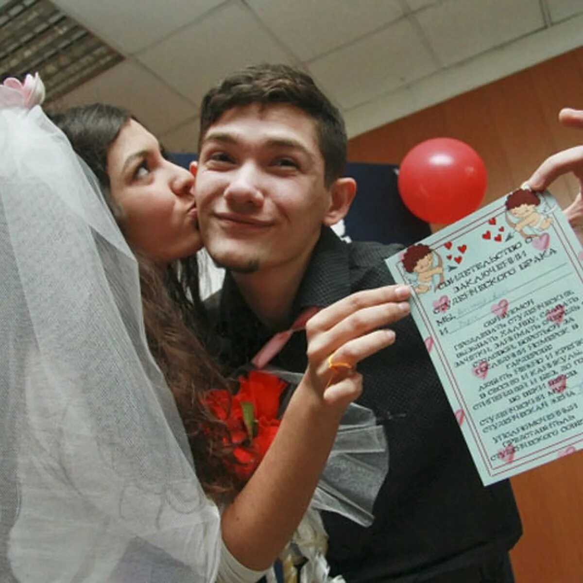 Студенты женятся. Свадьба студентов. студенты поженились. брак студентов. брачное агентство.