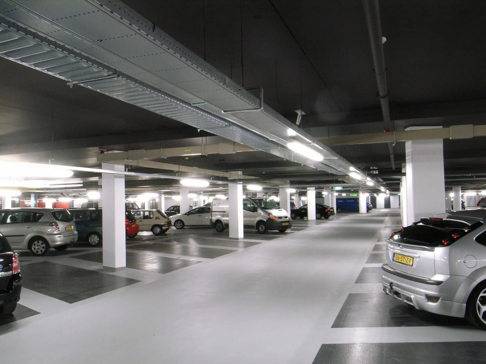 Closed parking. Паркинг. Подземная парковка. Дизайнерский подземный паркинг. Интерьер подземного паркинга.