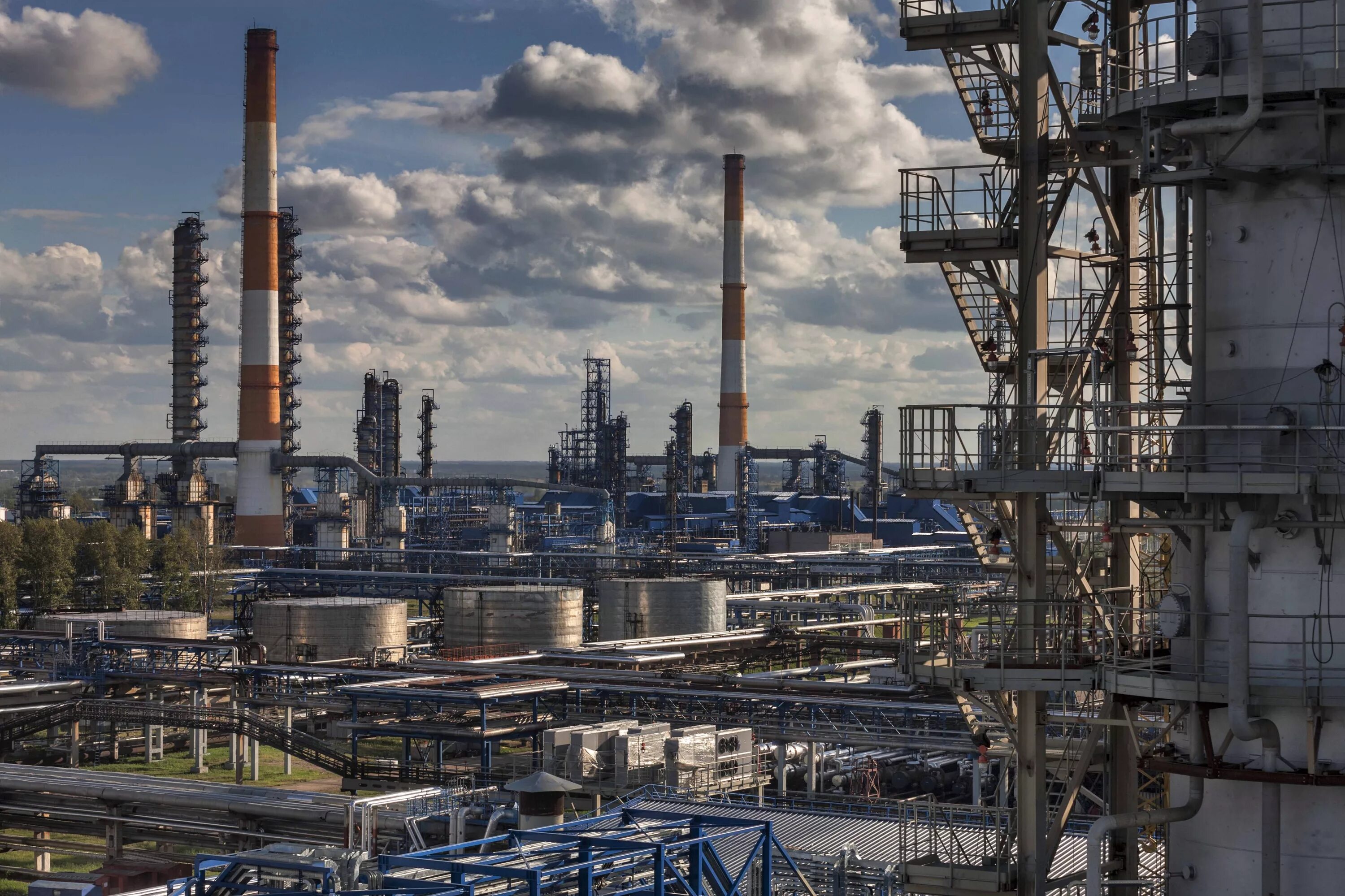 Крупнейший нефтеперерабатывающий завод находится. Омский нефтехимический завод. нефтезавод омск. нефтеперерабатывающие заводы нпс россии. омский нпз в омске.
