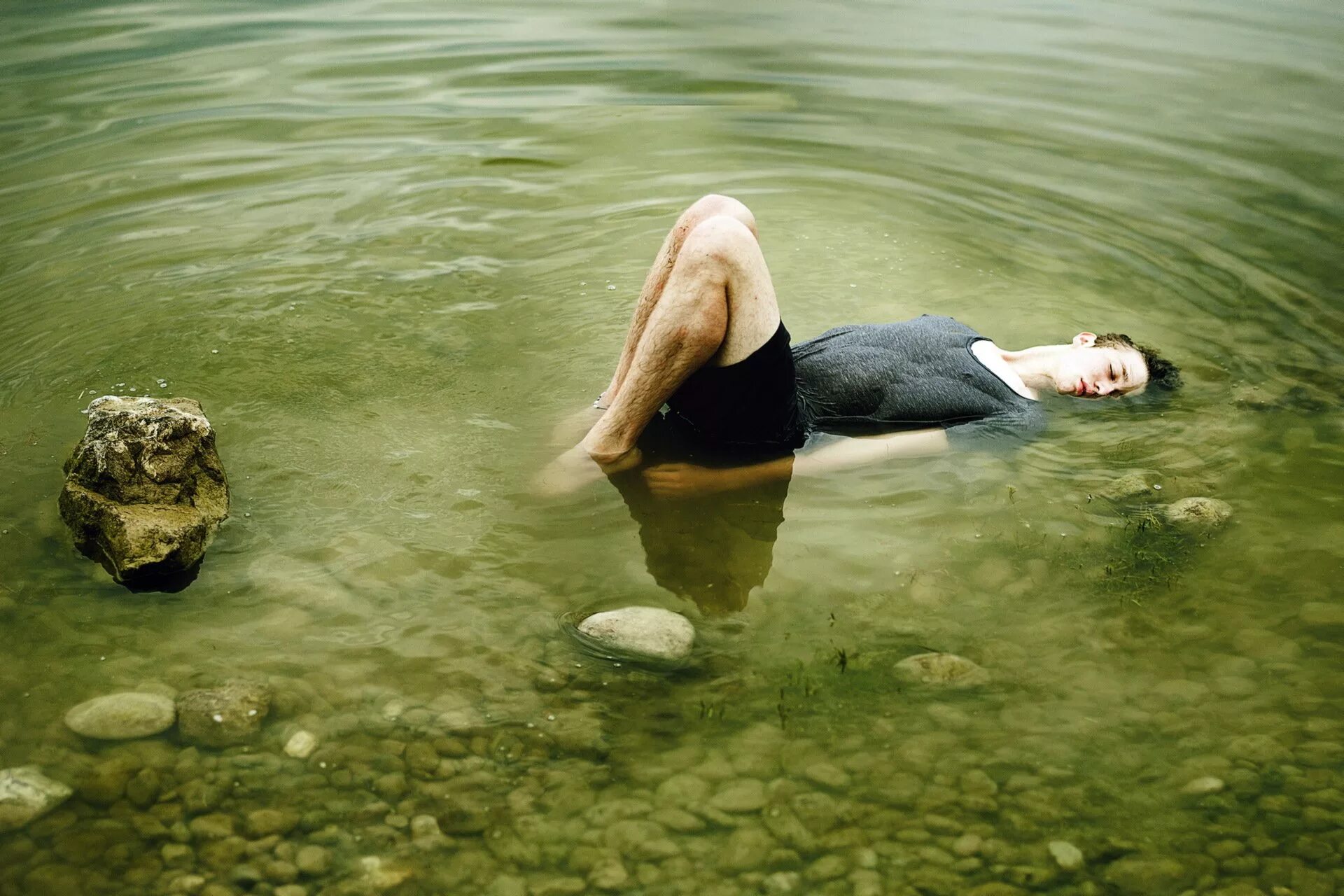 Человек утонул в реке. Вода и человек. Мужик в воде. Парень лежит в воде. Мужская фотосессия в воде.