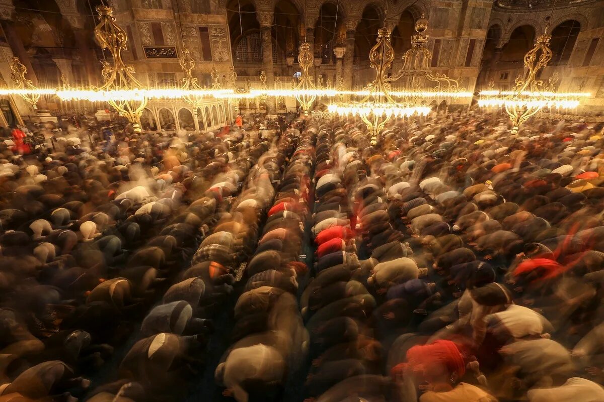 Ураза байрам в турции 2024. Ураза-байрам 2022 Москва. Мусульмане молятся в мечети. Праздник мусульман в Москве.
