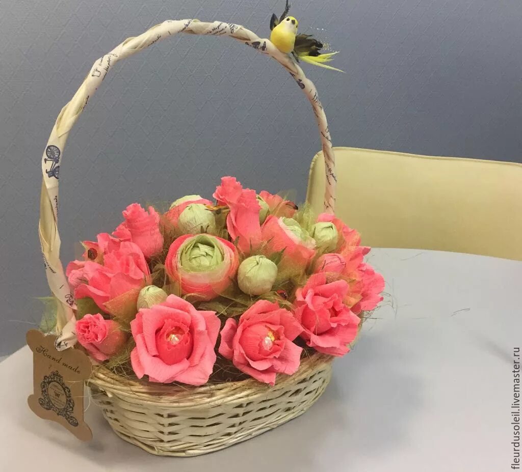 Букет из конфет в корзинке. Букет в корзинке своими руками. Композиции из конфет и гофрированной бумаги. Букет из конфет в корзинке. Композиция из сладостей в корзине.