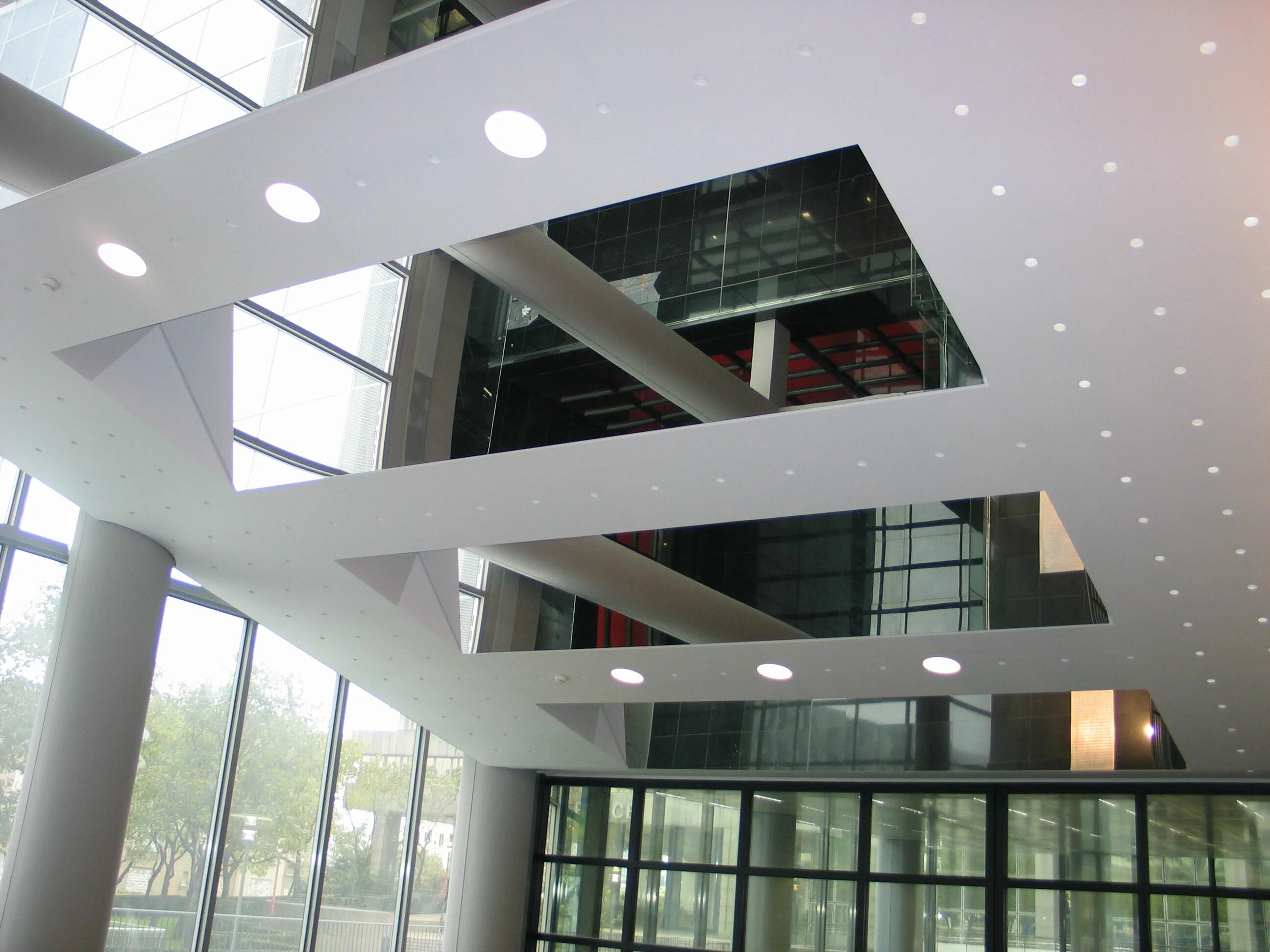 Зеркальный потолок в интерьере. Подвесной потолок зеркальный. Зеркальный потолок в интерьере. River temza 135/135/55. Зеркальные потолочные панели.