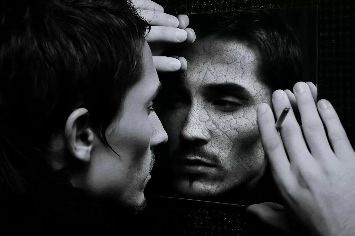 отражение в другом человеке. отражение мужчины в зеркале. зеркало отношений. отражение в другом человеке. отражение человека.