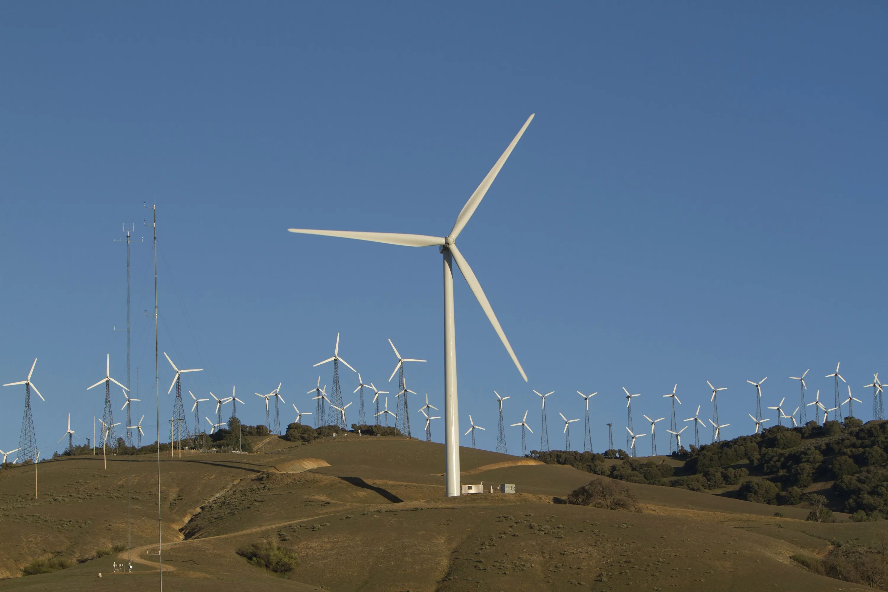 Ветряной энергогенератор. Gamesa g80 2mw Wind Turbine. Ветряные энергостанции Техас. Ветряная мельница альтернативная энергия.