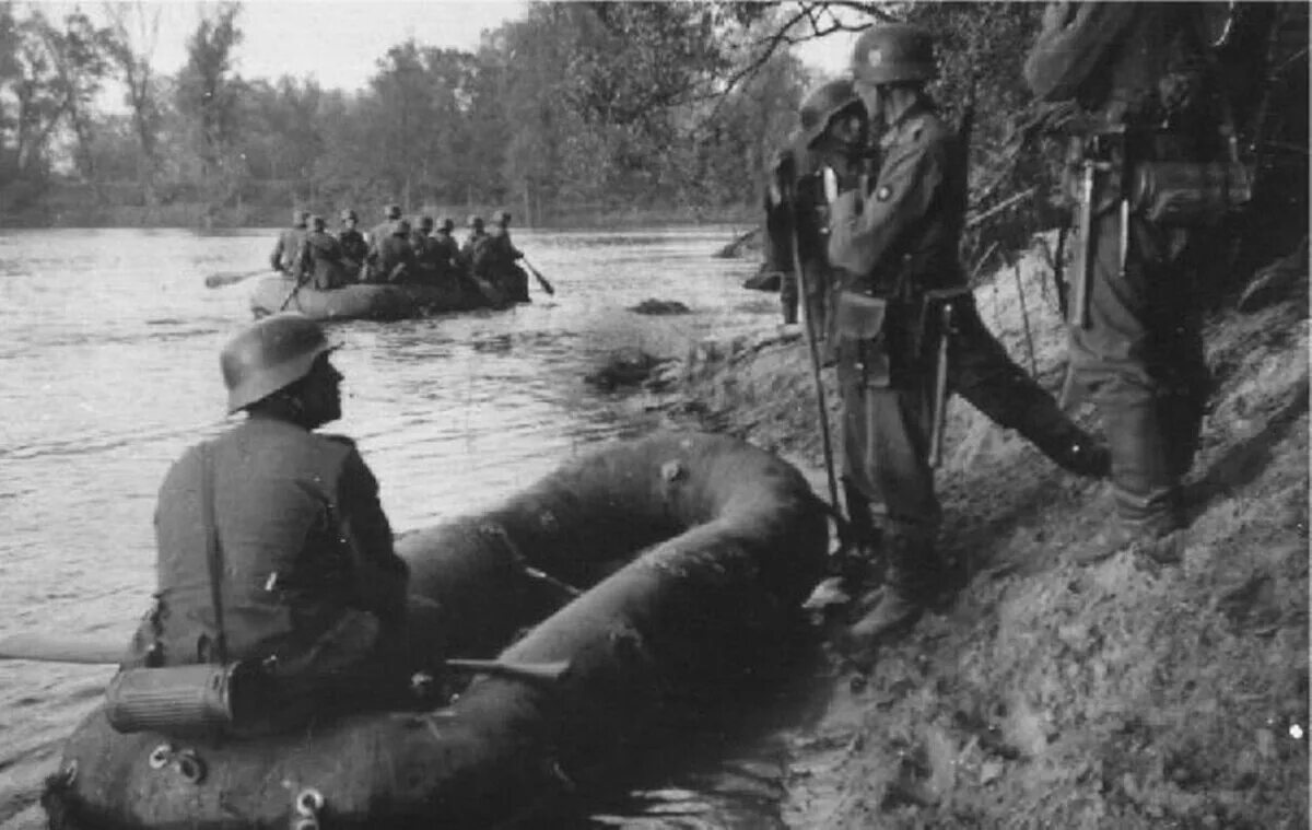 22 Июня 1941 река Буг. Казармы Бранденбург 800. Форсирование реки Буг 1941. Переправа немцев через реку Буг 1941. 20 июня 1941