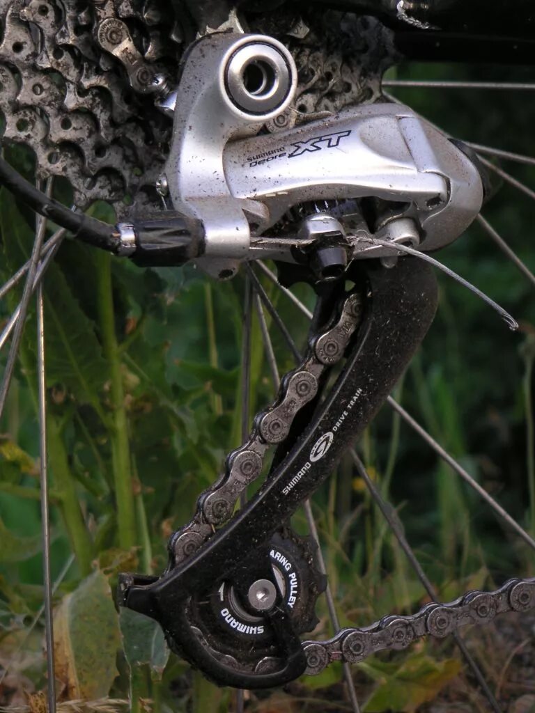 Как поставить цепь на велосипед со скоростями. Петух Shimano Deore. Переключатель шимано диор. Шимано деор задний переключатель цепь. Shimano Deore натяжитель.