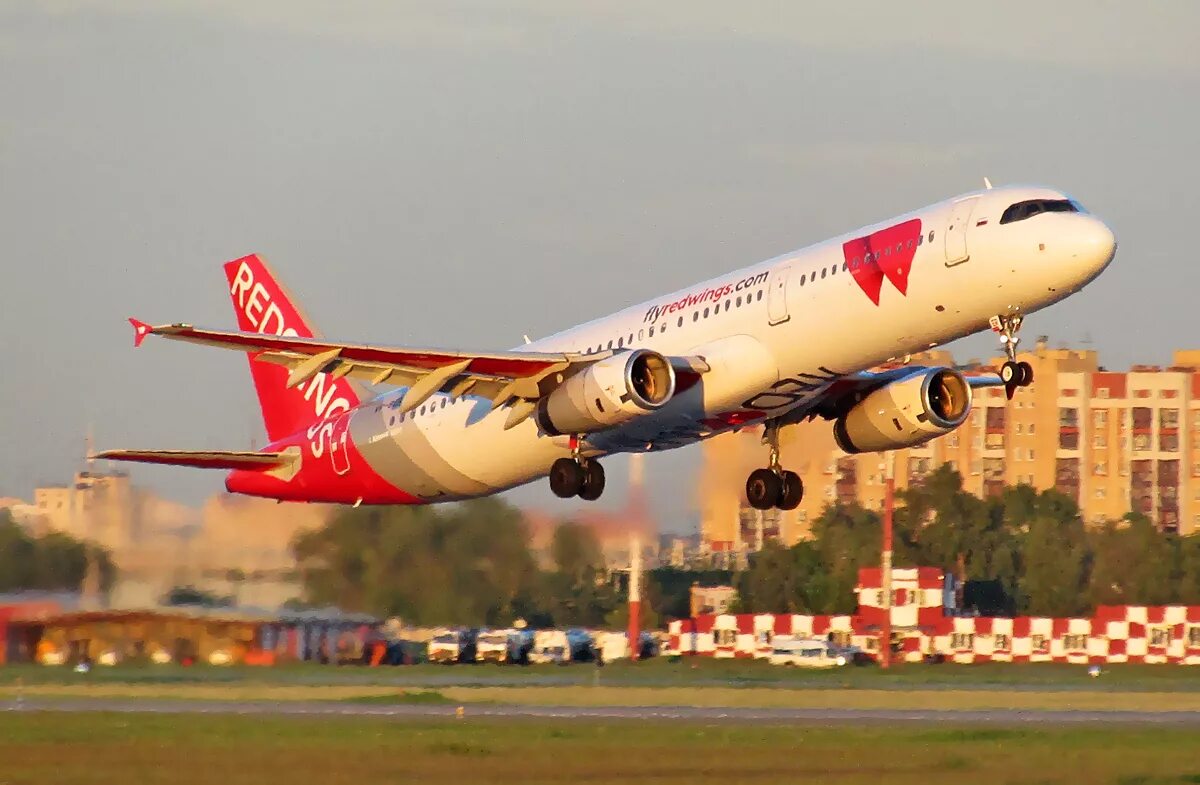 Red wings boeing 777. Red Wings a321 ливрея. Самолеты Red Wings Boeing 777. Боинг 777 ред Вингс. Боинг 777 200 ред Вингс.