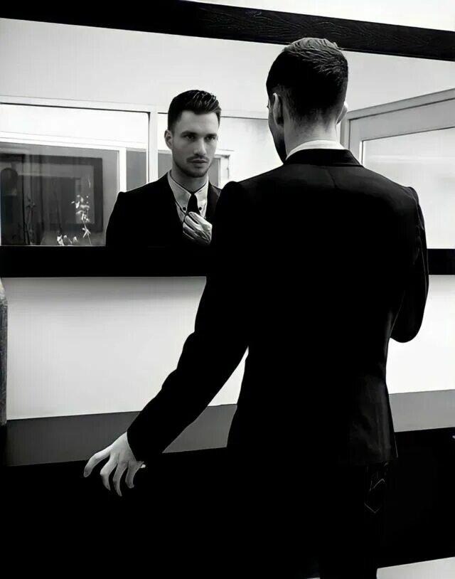И стоял народ и смотрел. Мужчина в зеркале. Парень перед зеркалом. Отражение мужчины в зеркале. Мужчина в костюме в зеркале.