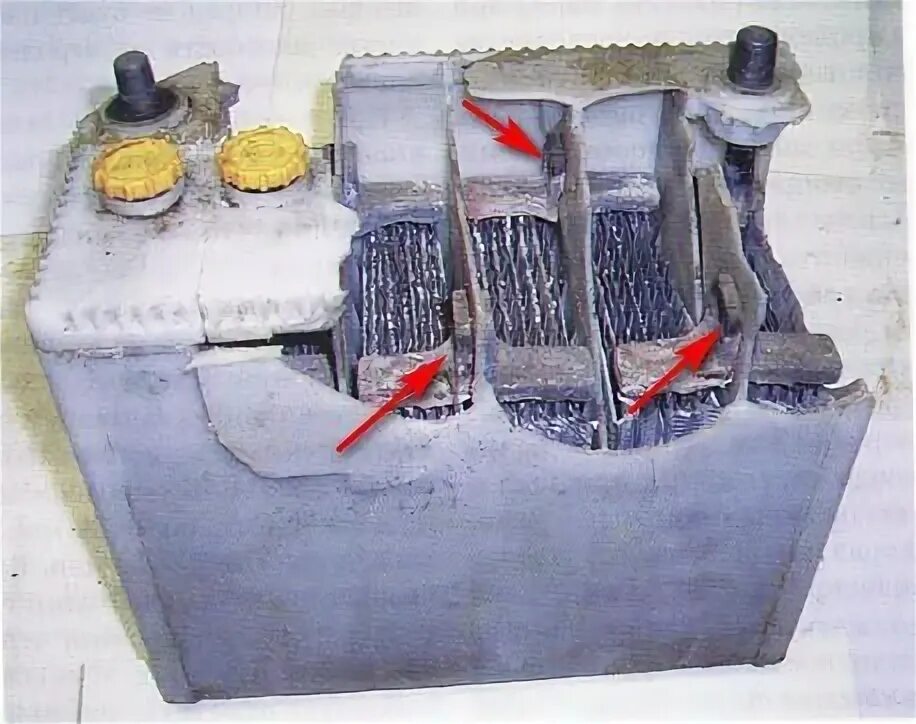Не кипит одна банка что делать. Пластины внутри аккумулятора. Пластины в аккумуляторе автомобиля. Как определить что аккумулятор замкнут. Пластины тяговых АКБ.