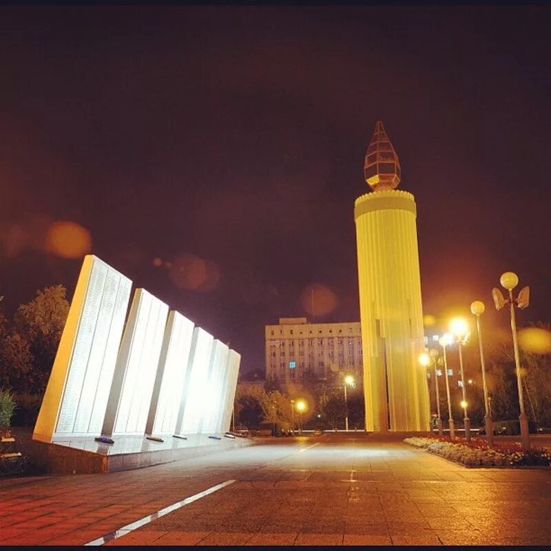 свечка тюмень. стелла в тюмени на площади памяти. площадь памяти мельникайте тюмень. вечный огонь тюмень площадь памяти. памятник свечка в тюмени.
