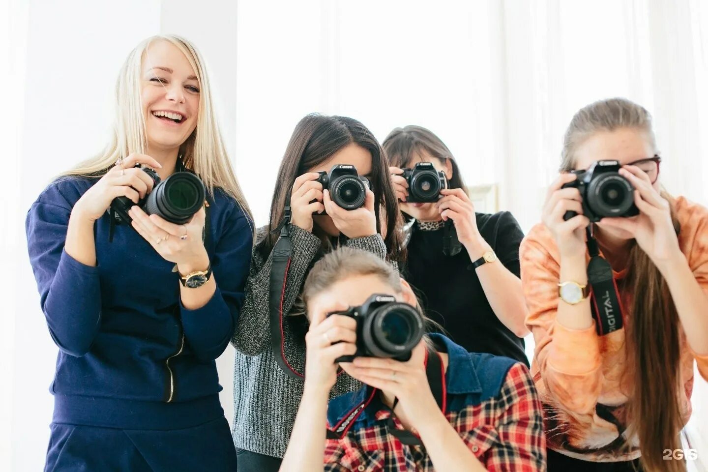 Фотокурсы для начинающих фотографов. Курсы фотографа. Фотограф на съемке. Курсы по фотосъемке. Мастер класс фотографа.