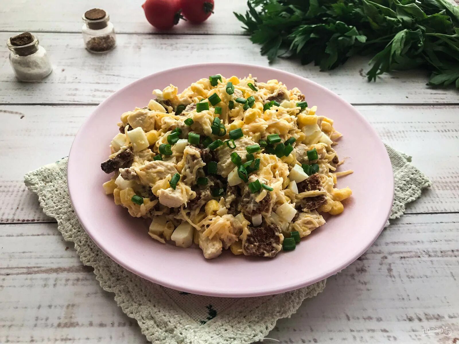 Салат с печенью и кукурузой. Салат с омлетом и кукурузой. Салат из печени с сухариками. Салат с гренками и кукурузой. Салат с курицей кукурузой и гренками.