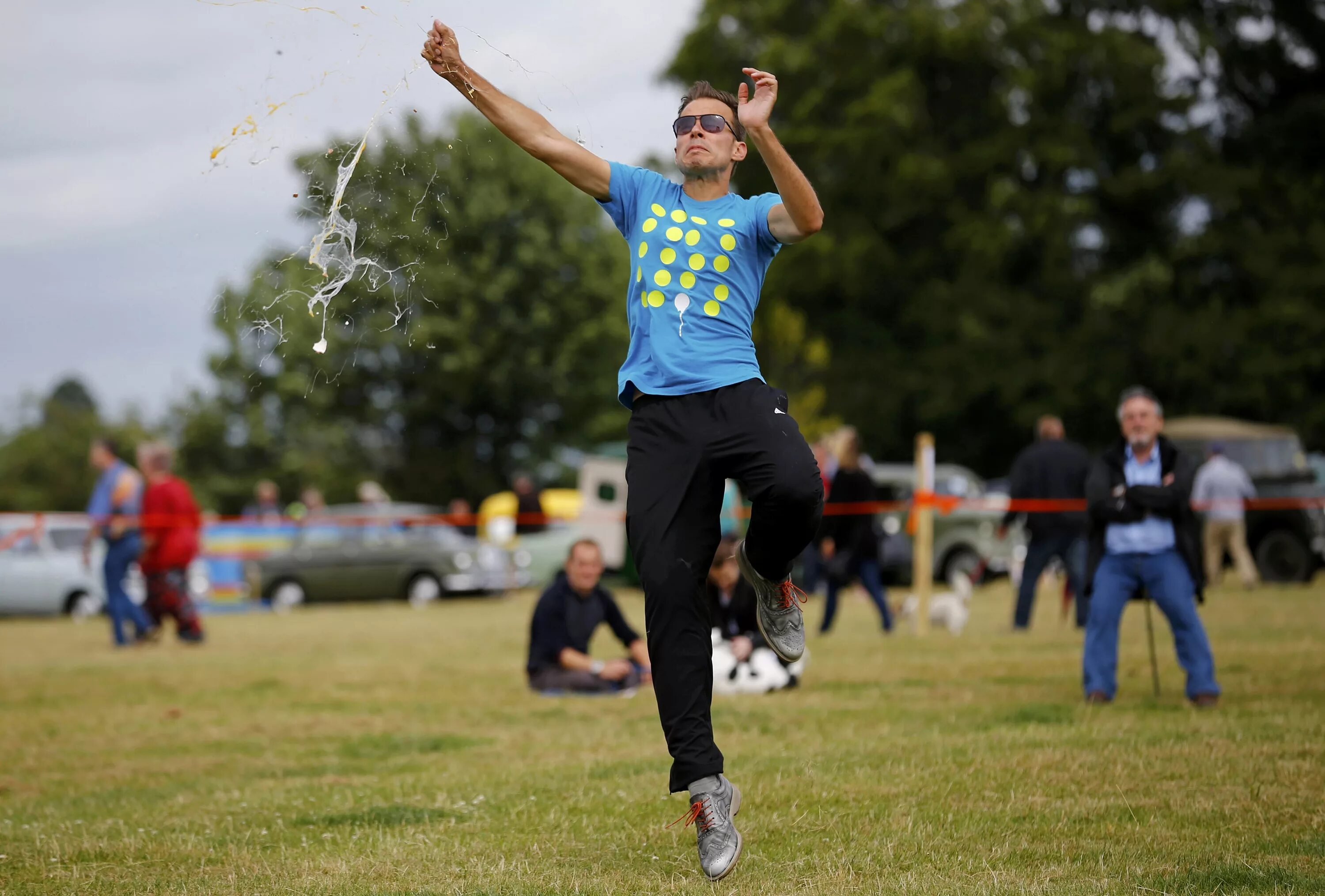 World Egg throwing Championship. Чемпионат по метанию яиц. Яичное многоборье. Метание головой