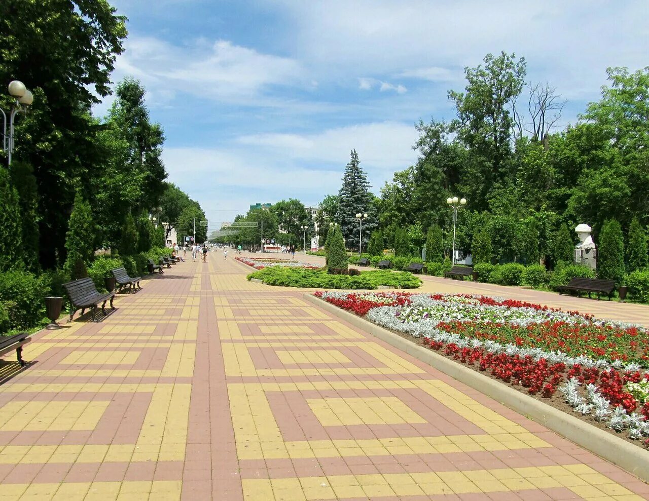 Майкоп средняя. Парк Горького Майкоп. Городской парк Майкоп. Майкоп Центральный парк. Майкоп Краснодарский край.