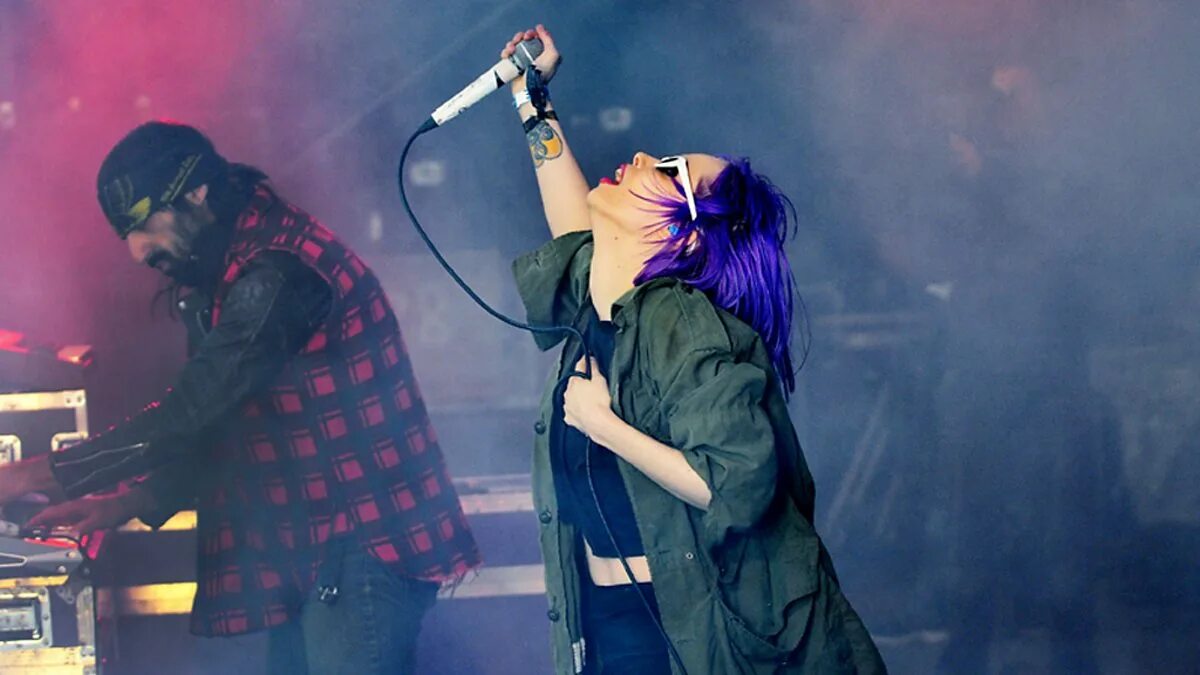 Crystal castles loop. Crystal castles 2003. группа crystal castles обложка. элис гласс и итан кэт. crystal castles солист.