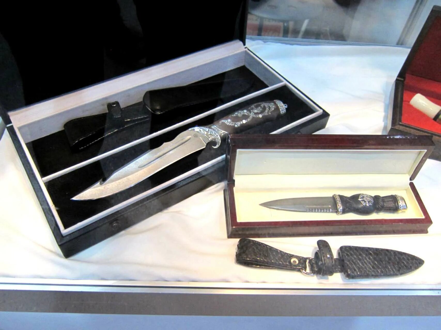 Выставка клинок. Выставка клинок в Москве 2023. Дорогой набор ножей. Выставка ножей и клинков.