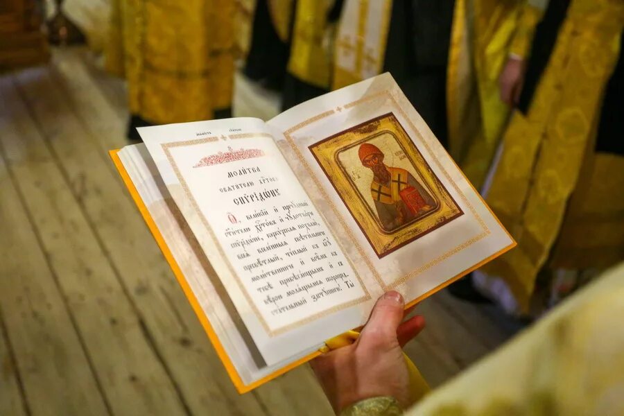 Акафист спиридону тримифунтскому читать на русском языке. Акафист свт спиридону тримифунтскому. акафист спиридону тримифунтскому мощи. башмачок спиридона тримифунтского акафист. икона спиридона тримифунтского.