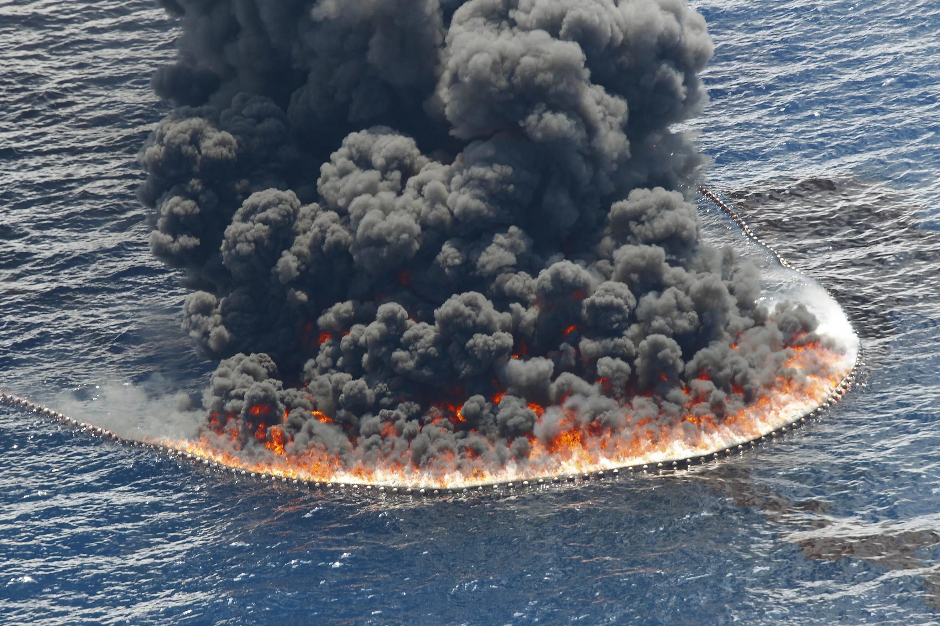 Мексиканский залив катастрофа. Взрыв нефтяной платформы Deepwater Horizon в мексиканском заливе. Взрыв на платформе в мексиканском заливе 2010. Бритиш Петролеум разлив нефти в мексиканском заливе. Взрыв на поверхности воды