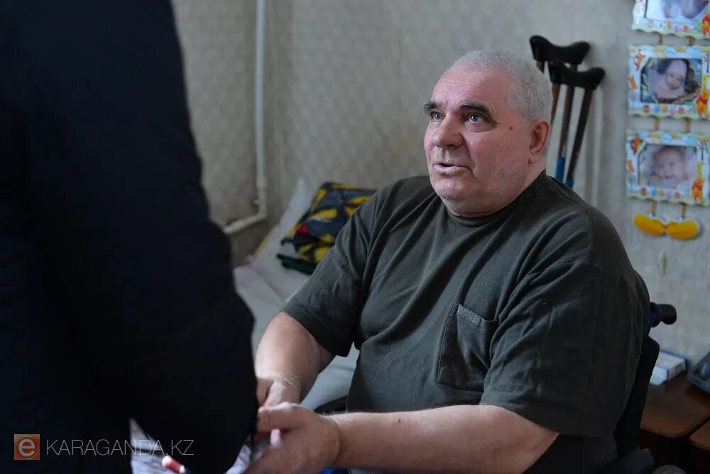 Киргизии. Специальные тротуары для инвалидов колясочников. Маккуин коллекция для колясочников инвалидов. Семья инвалида шамсиярова ляля. Инвалиды караганда.