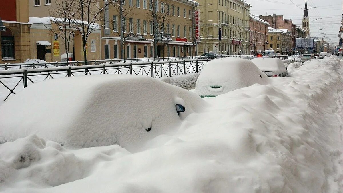 Сугробы в Санкт Петербурге. Сугробы на улице. Питер зимой сугробы. Много снега. Включи сугробы