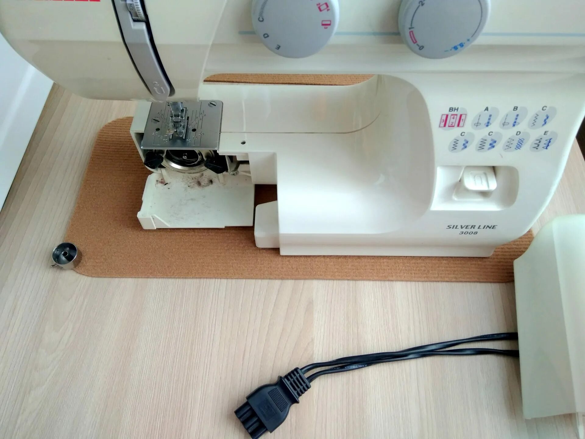 Машинка dexp sm 3500w. Смазка швейной машинки Janome. Смазка.швейной.машинки.Леран.. Бротхер швейная машина смазка. Смазка машинки Джаноме.