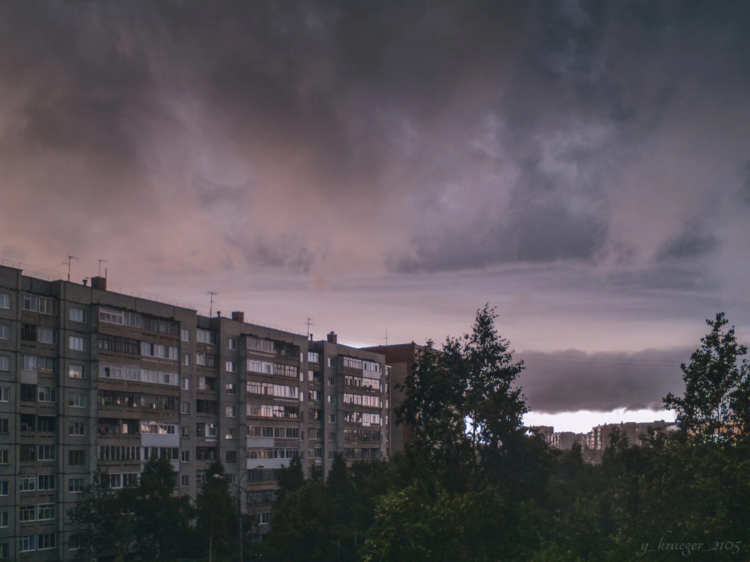 В небе над Архангельском сегодня. Шаровая молния в Архангельске. За окном сверкает молния. Шаровая молния в небе август. За окном сверкает молния текст