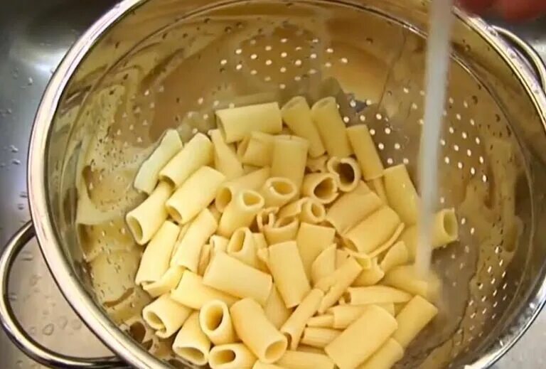 Промывать ли спагетти после варки