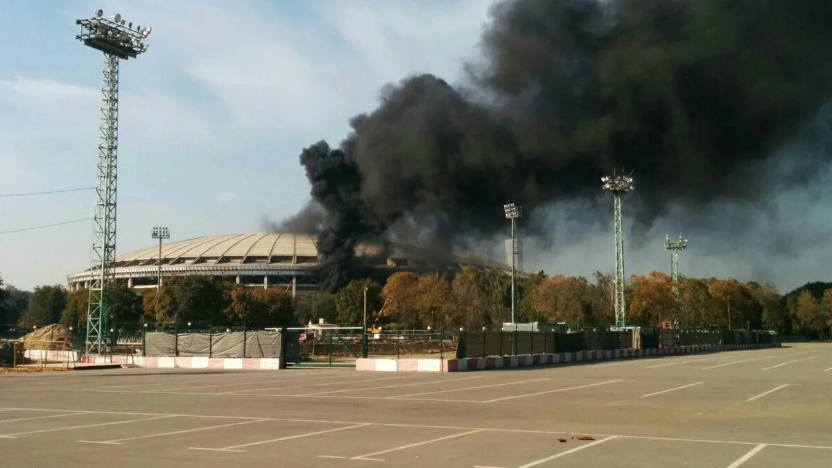Пожар в спортивном комплексе. Пожар в Лужниках. Стадион горит Лужники. В Москве горел спорткомплекс «Олимпийский».. Дым в Лужниках.