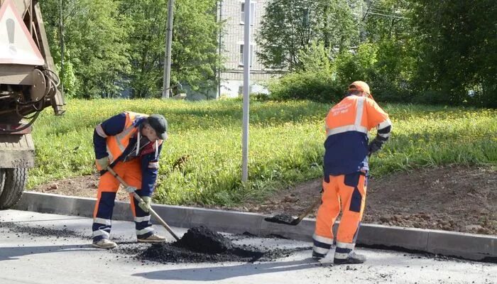 Вятавтодор Киров. АО Вятские автомобильные дороги. Ремонт дорог Кирова. Летняя спецодежда дорожников 2023 год.