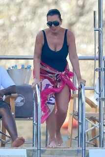 Kris Jenner Bikini (104 photo) .