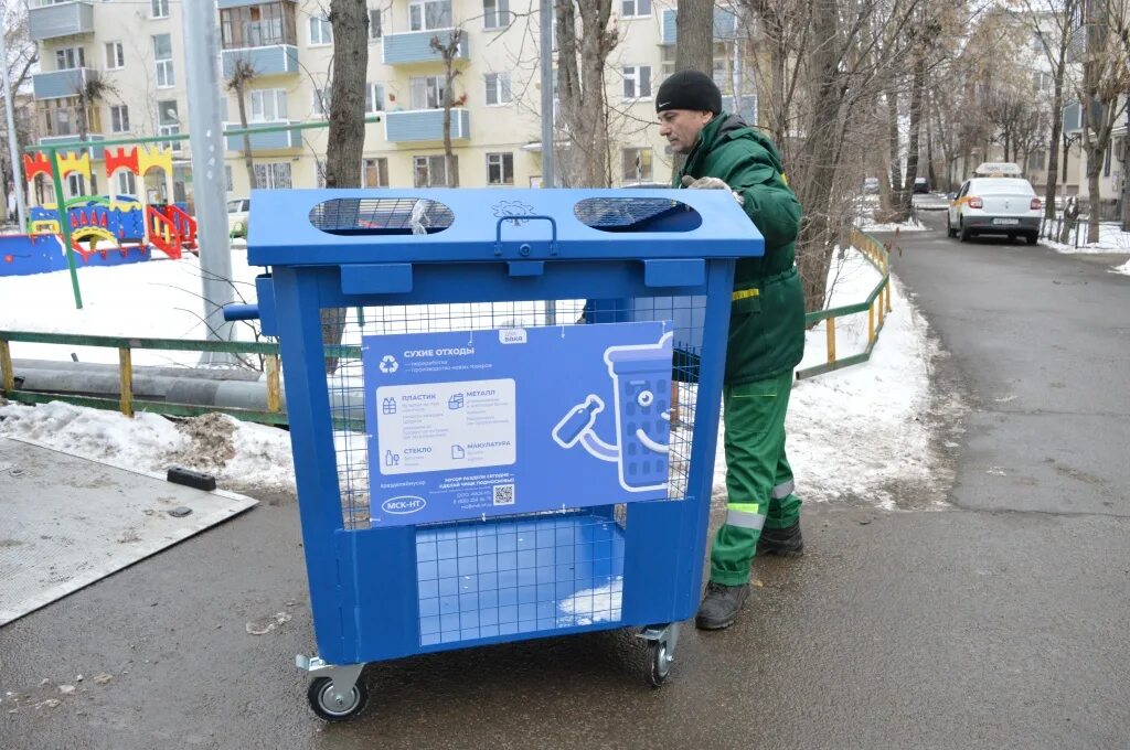 В синий мусорный контейнер нельзя выбрасывать. В синий мусорный контейнер нельзя выбрасывать. Раздельный сбор отходов. Заполненные мусорные баки. В синий мусорный контейнер нельзя выбрасывать.