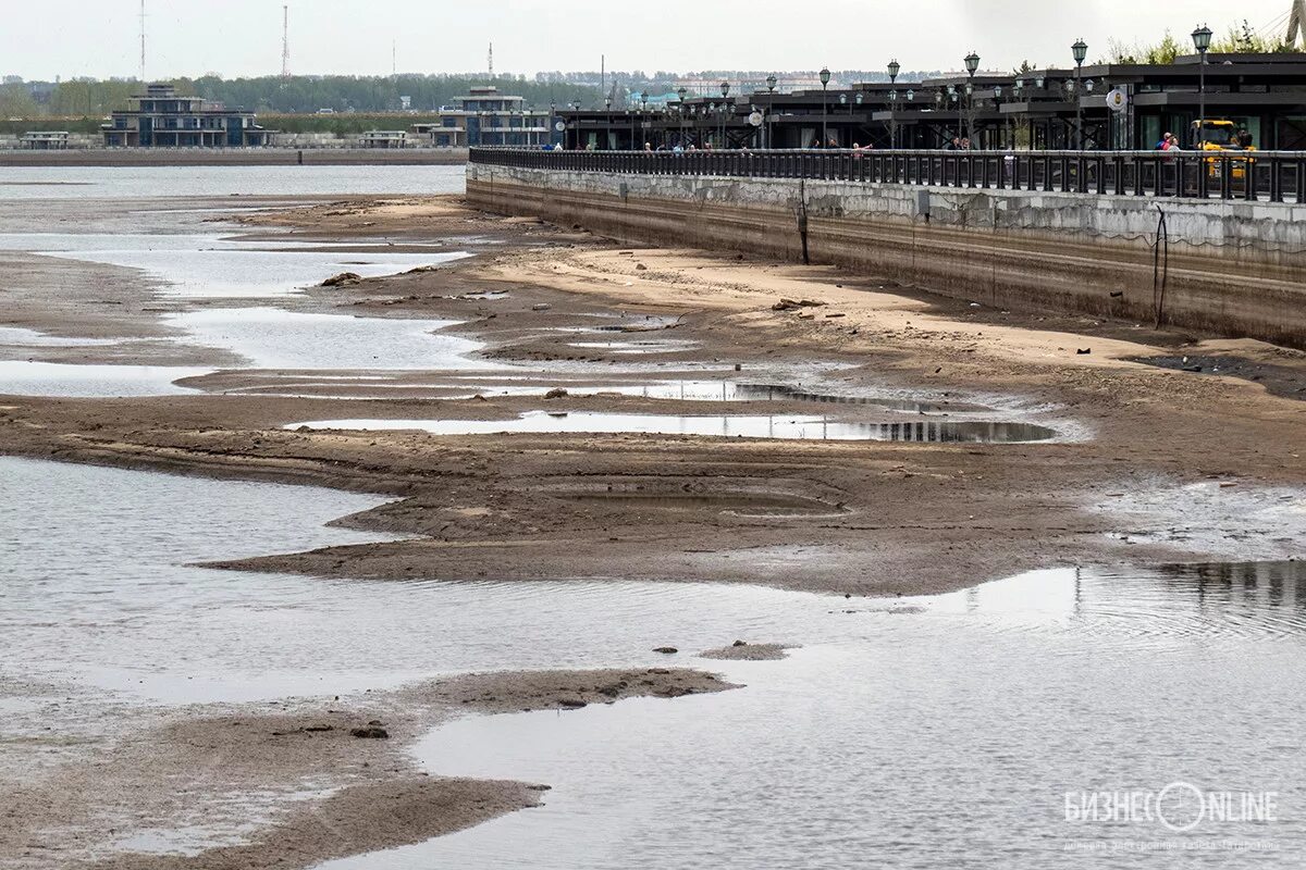 Вода в каме сегодня. Кама обмелела 2021. Река Волга обмелела. Река Волга обмелела 2021. Обмеление Куйбышевского водохранилища.