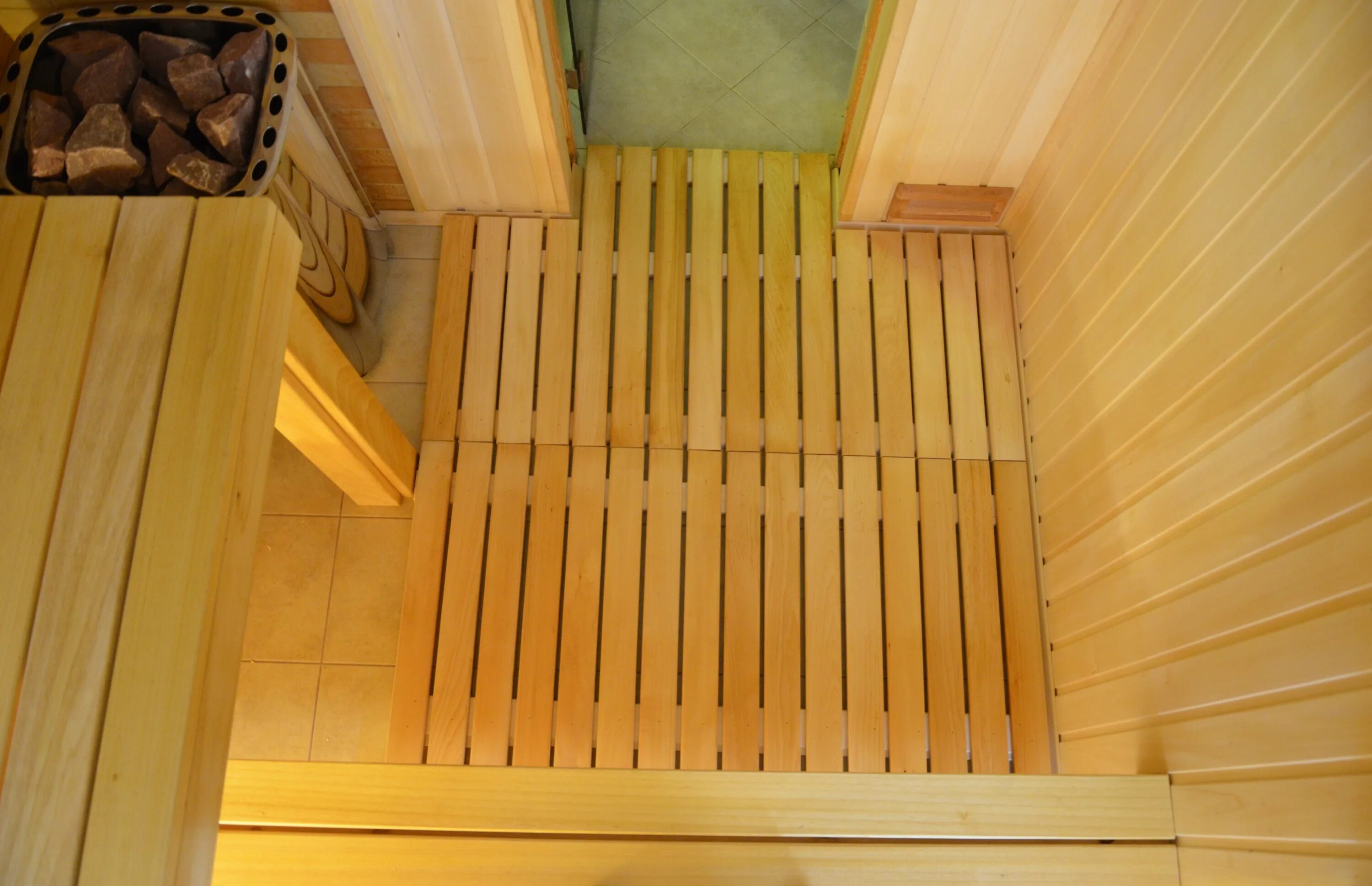 Настил в сауне на пол. Сауна с деревянным полом. Банные полы. Отделка бани вагонкой. Сауна пол.