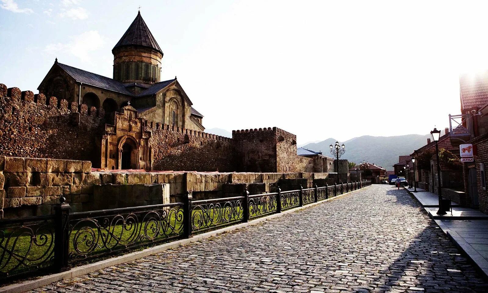 Самые красивые грузии. Тбилиси монастырь Мцхета. Светицховели монастырь в Мцхете в Грузии. Самтавро Грузия. Древняя столица Грузии Мцхета.